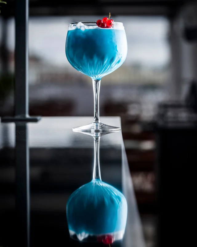 Celebra el #DíaMundialdelCóctel con el sabor más refrescante de nuestra carta. Aviso: se llama Blue Hawaiian y no podrás beberte solo uno. 💙
.
.
Celebrate #WorldCocktailDay with the most refreshing flavor on our menu. Warning: it's called Blue Hawaiian, and you won't be able to drink just one. 💙

𝐑𝐄𝐒𝐓𝐀𝐔𝐑𝐀𝐍𝐓𝐄 𝐄𝐋 𝐌𝐈𝐑𝐀𝐃𝐎𝐑 𝐃𝐄 𝐒𝐄𝐕𝐈𝐋𝐋𝐀
🍸 Cocktails & Food & Views
📍 Hotel Vincci La Rábida 4* (C/Castelar, 24 #Sevilla)
⏰ Lunes a domingo: 13:00 a 22:30 horas
📆 Reservas BOTÓN EN BIO
☎️ 662018159 Whatsapp - 954 501 280
➡ restauranteelmiradordesevilla.com

#diamundialdelcoctel #restauranteelmiradordesevilla #restaurantesvincci  #restaurantessevilla #terrazasensevilla #vinccilarabida #vinccihoteles
