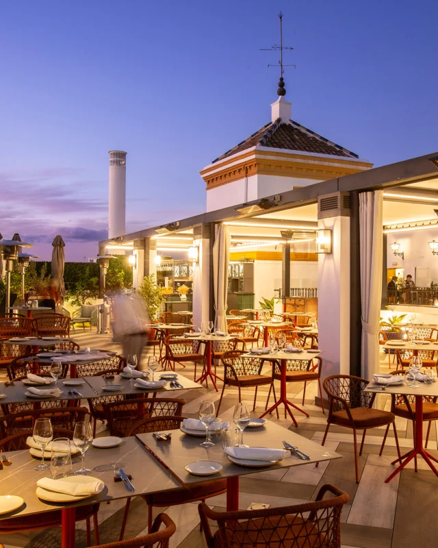 Hay atardeceres… Y luego están los de nuestra terraza.

En #ElMiradorDeSevilla las vistas enamoran y tú puedes tener la mejor mesa para verlo.🌅
.
.
There are sunsets... And then there are those from our terrace.

At #ElMiradorDeSevilla, the views will take your breath away, and you can have the best table to enjoy them.🌅

𝐑𝐄𝐒𝐓𝐀𝐔𝐑𝐀𝐍𝐓𝐄 𝐄𝐋 𝐌𝐈𝐑𝐀𝐃𝐎𝐑 𝐃𝐄 𝐒𝐄𝐕𝐈𝐋𝐋𝐀
🍸 Cocktails & Food & Views
📍 Hotel Vincci La Rábida 4* (C/Castelar, 24 #Sevilla)
⏰ Lunes a domingo: 13:00 a 22:30 horas
📆 Reservas BOTÓN EN BIO
☎️ 662018159 Whatsapp - 954 501 280
➡ restauranteelmiradordesevilla.com

#elmiradordesevilla #restauranteelmiradordesevilla #terrazaelmiradordesevilla #restaurantesvincci #terrazasvincci #restaurantessevilla #terrazasensevilla #comerensevilla #sevillafoodies #gastrosevilla #vinccihoteles