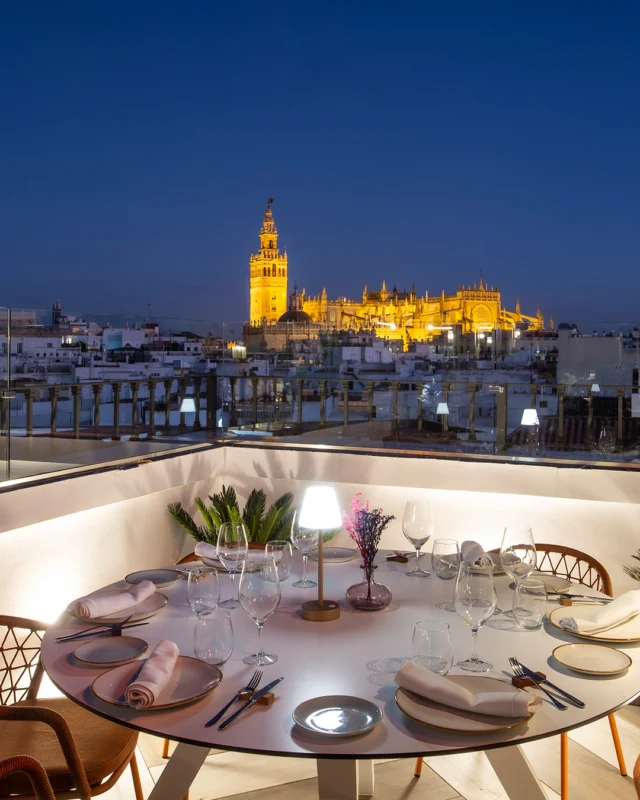 Desde nuestra terraza, la Catedral de Sevilla brilla aún más cuando cae la noche. Cenar aquí es disfrutar de una vista espectacular, mientras saboreas lo mejor de nuestra cocina. Porque no hay mejor manera de vivir #Sevilla que desde nuestro restaurante. 🌙
.
.
From our terrace, Seville Cathedral shines even brighter when night falls. Dining here means enjoying spectacular views while savoring the best of our cuisine. Because there's no better way to experience #Seville than from our restaurant. 🌙

𝐑𝐄𝐒𝐓𝐀𝐔𝐑𝐀𝐍𝐓𝐄 𝐄𝐋 𝐌𝐈𝐑𝐀𝐃𝐎𝐑 𝐃𝐄 𝐒𝐄𝐕𝐈𝐋𝐋𝐀
🍸 Cocktails & Food & Views
📍 Hotel Vincci La Rábida 4* (C/Castelar, 24 #Sevilla)
⏰ Lunes a domingo: 13:00 a 22:30 horas
📆 Reservas BOTÓN EN BIO
☎️ 662018159 Whatsapp - 954 501 280
➡ restauranteelmiradordesevilla.com

#elmiradordesevilla #terrazasvincci #restaurantessevilla #terrazasensevilla #comerensevilla #sevillafoodies #gastrosevilla #vinccihoteles