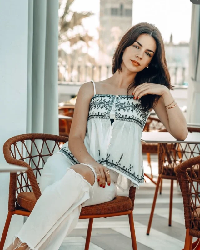 Relájate, disfruta del momento y déjate llevar por el encanto de #ElMiradorDeSevilla.

Ya sea para una cena tranquila o una charla entre amigos, cada rincón de nuestra terraza tiene algo tan  especial como la verdadera esencia sevillana... 

Aquí, la ciudad y el sabor se viven de forma diferente.
.
.
Relax, enjoy the moment and let yourself be carried away by the charm of #ElMiradorDeSevilla.

Whether for a quiet dinner or a chat with friends, every corner of our terrace has something as special as the true essence of Seville... 

Here, the city and the flavour are experienced in a different way.

 📸: @portrait_dani 

𝐑𝐄𝐒𝐓𝐀𝐔𝐑𝐀𝐍𝐓𝐄 𝐄𝐋 𝐌𝐈𝐑𝐀𝐃𝐎𝐑 𝐃𝐄 𝐒𝐄𝐕𝐈𝐋𝐋𝐀
🍸 Cocktails & Food & Views
📍 Hotel Vincci La Rábida 4* (C/Castelar, 24 #Sevilla)
⏰ Lunes a domingo: 13:00 a 22:30 horas
📆 Reservas BOTÓN EN BIO
☎️ 662018159 Whatsapp - 954 501 280
➡ restauranteelmiradordesevilla.com

#restaurantessevilla #terrazasensevilla #comerensevilla #planessevilla #ociosevilla #afterworksevilla #vinccihoteles #vinccilarabida